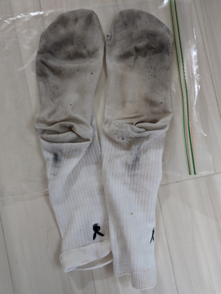 陰キャの僕がこっそり上履きの臭いを嗅いでいたら、ギャルの電気按摩でお仕置きされちゃった話